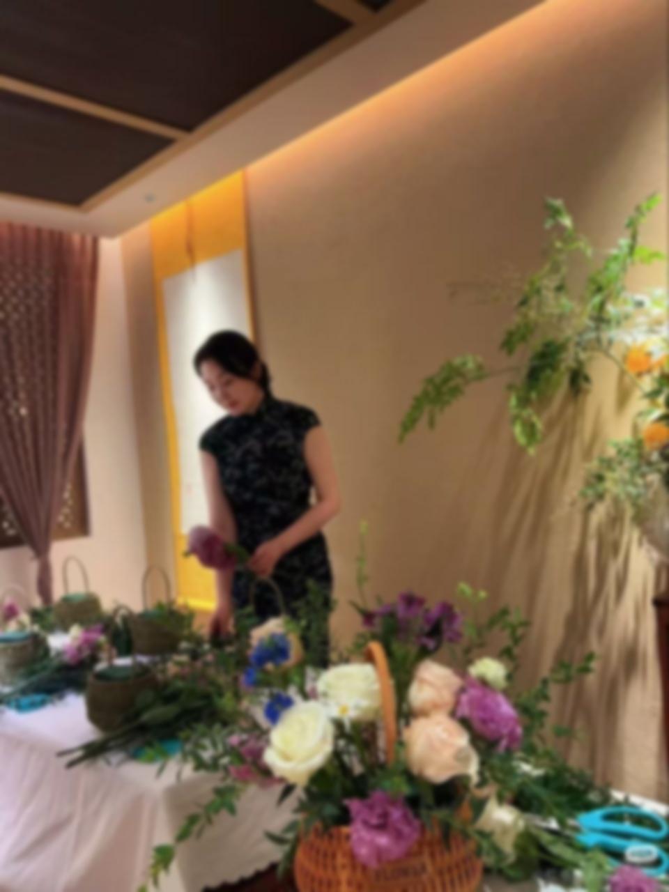 天津的夜晚，她主动凑近你，湿热的小嘴毫不 3