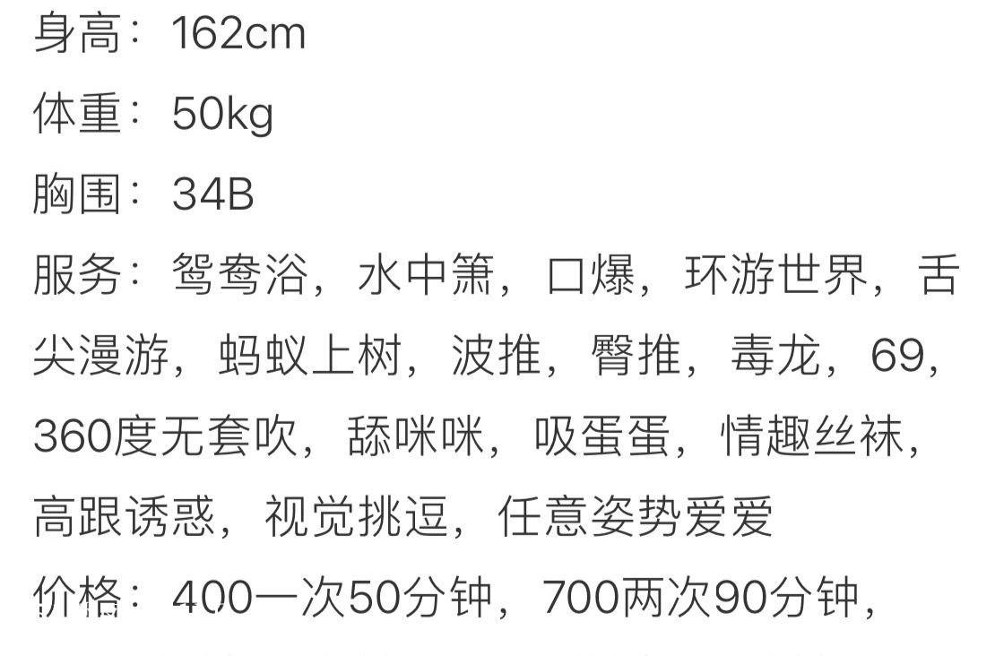 佛山禅城区街角，一位戴黑框眼镜的女孩正扭 3