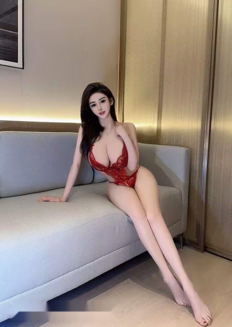 在厦门的她跪趴床沿，湿热舌尖疯狂卷舔粗硬 4