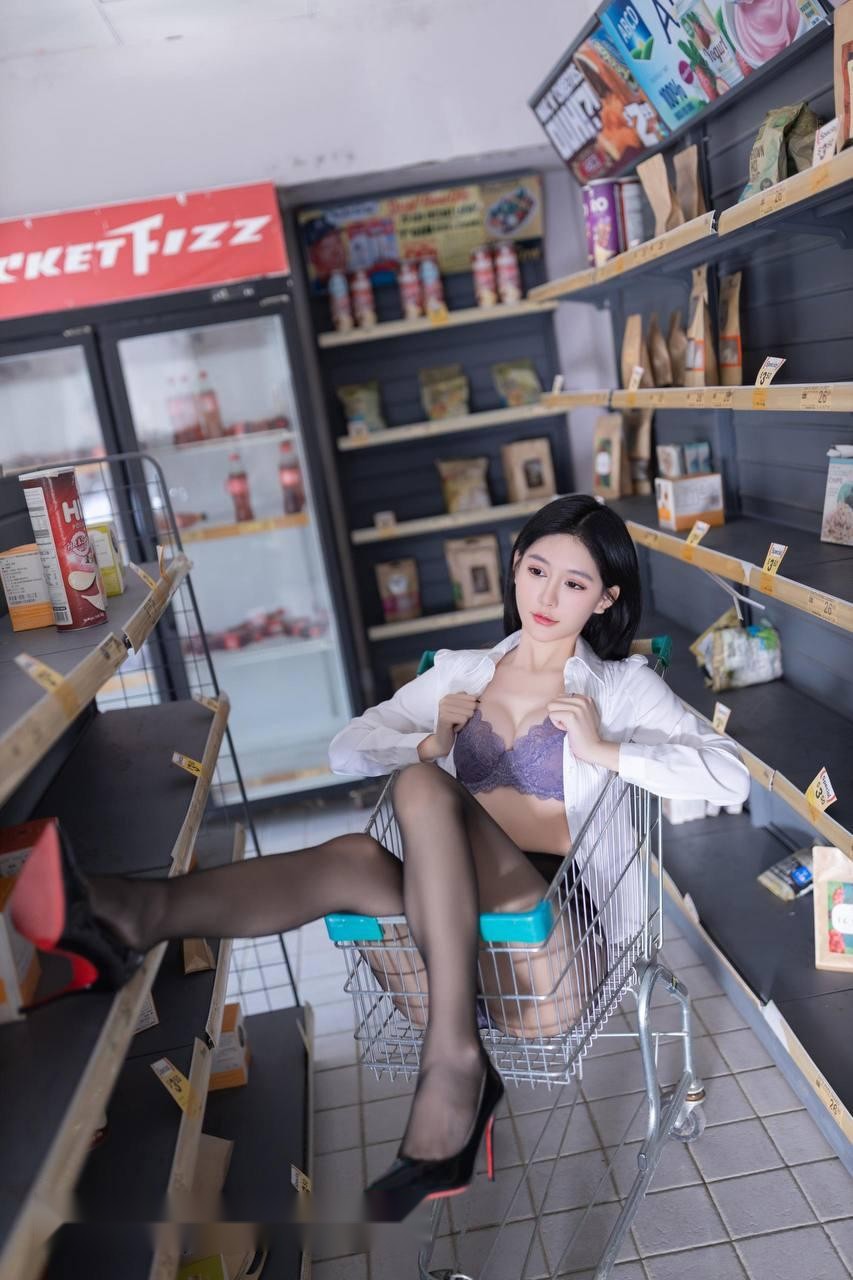 上海的霓虹灯下，她那张9.9分纯欲脸蛋带 2