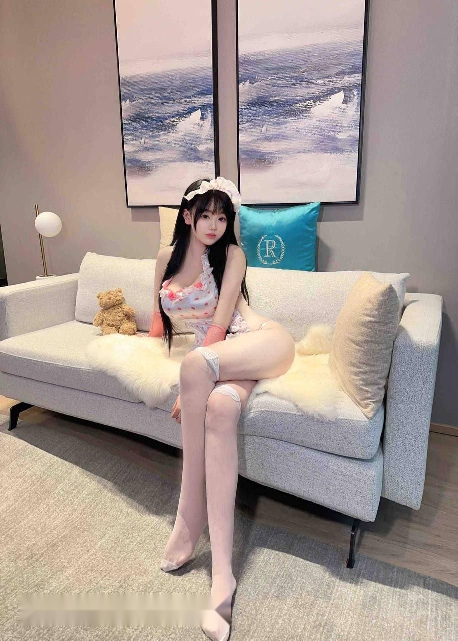 在哈尔滨市区酒店的柔软床上，她雪嫩的肌肤 2