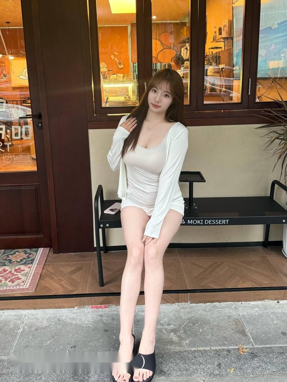 西安的夜晚总是那么燥热，我穿着紧身制服在 2