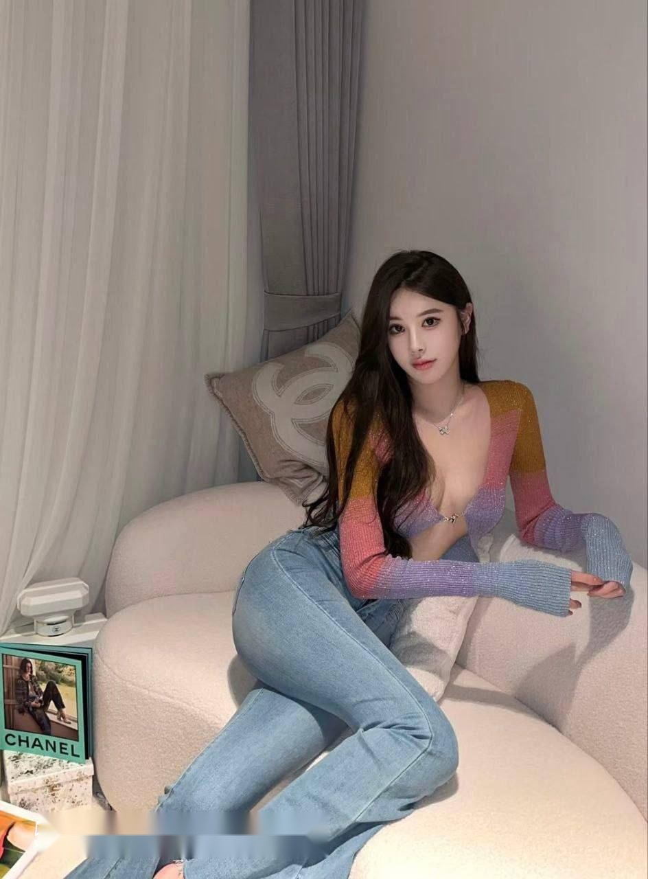 在杭州的夜晚，我穿着紧身制服在你面前扭动 2