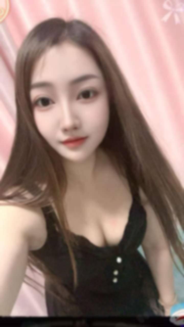 广州天河的丝袜美足小妖精今年23岁，课费 2