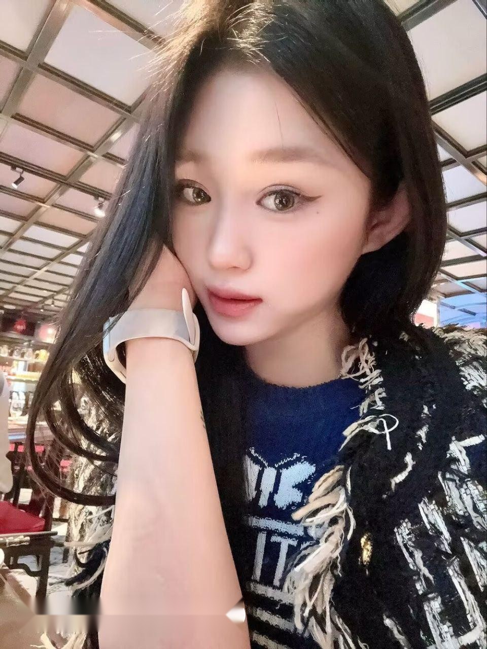 在日照东港区的私密公寓中，灯光暧昧闪烁。 3