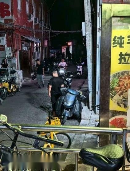 朝阳霓虹闪烁，她穿超短裙倚墙，丰臀半露， 2
