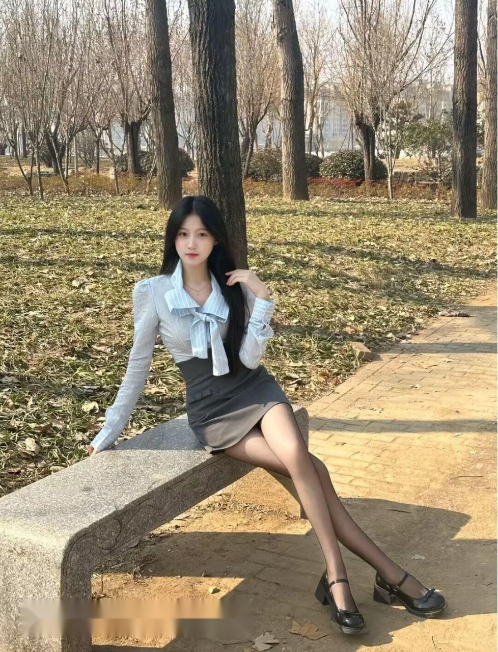 上海的深夜，我换上紧身制服，跪趴在床沿， 2