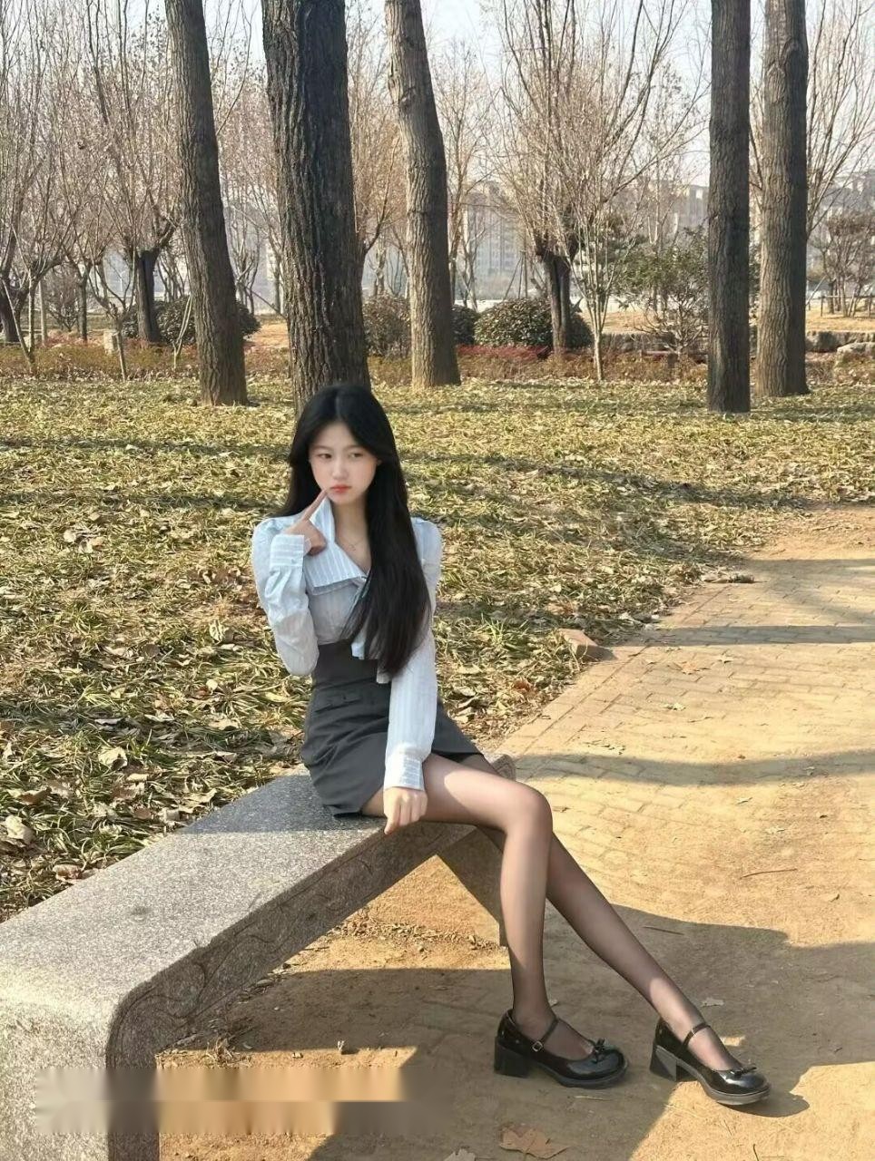上海的深夜，我换上紧身制服，跪趴在床沿， 3