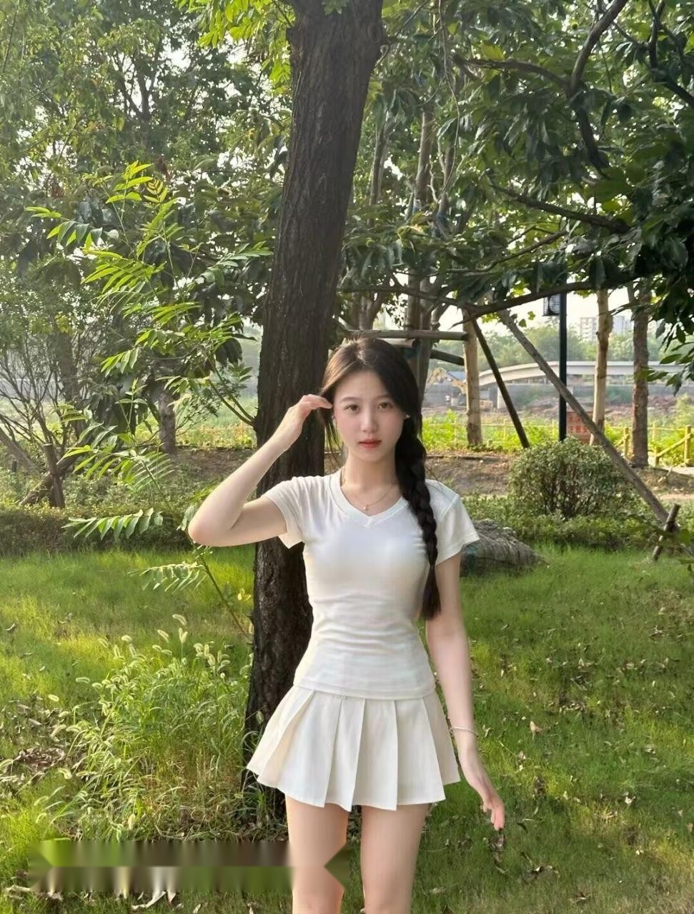 上海的深夜，我换上紧身制服，跪趴在床沿， 4