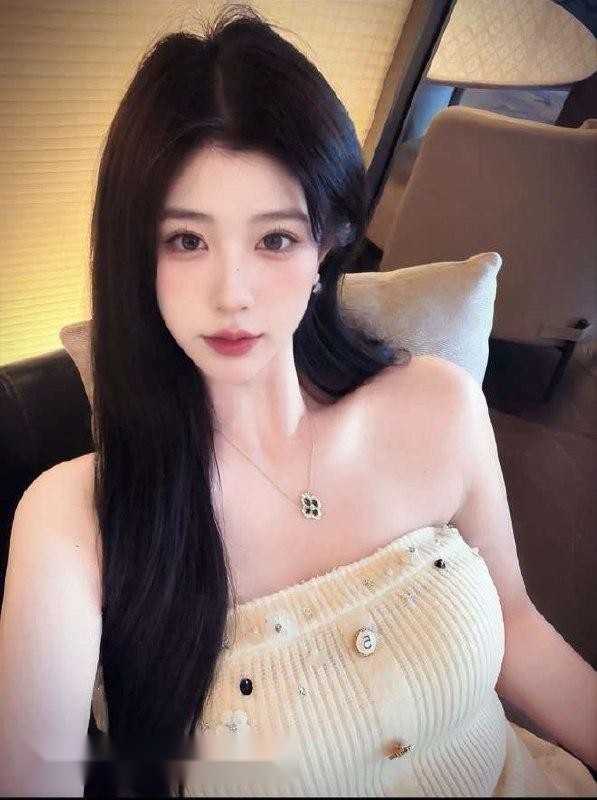 天津的暧昧夜色中，她换上紧身制服，丁字裤 2
