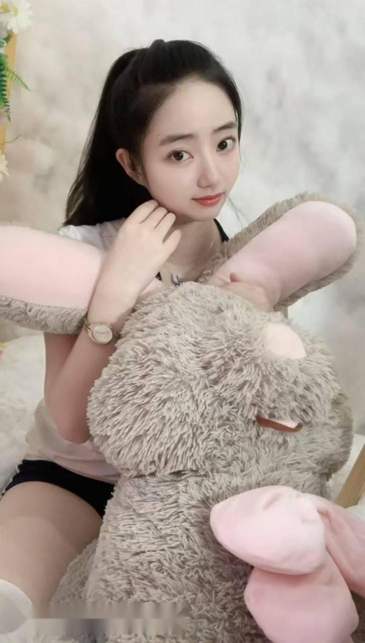 厦门极品新人刚毕业首次尝试，肌肤白嫩如雪 3