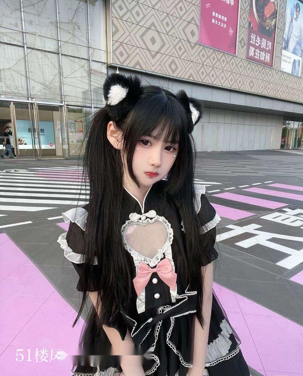 她赤裸着身子躺在柔软的床单上，眼神迷离地 2