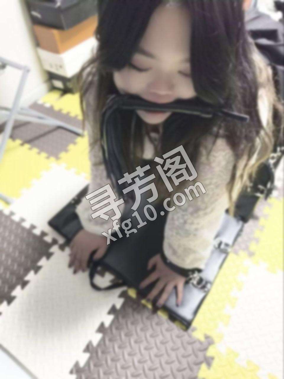 沈阳的夜晚，一位25岁丰满的SM母狗正跪在地上，肥软的身体散发着淫靡气息 4