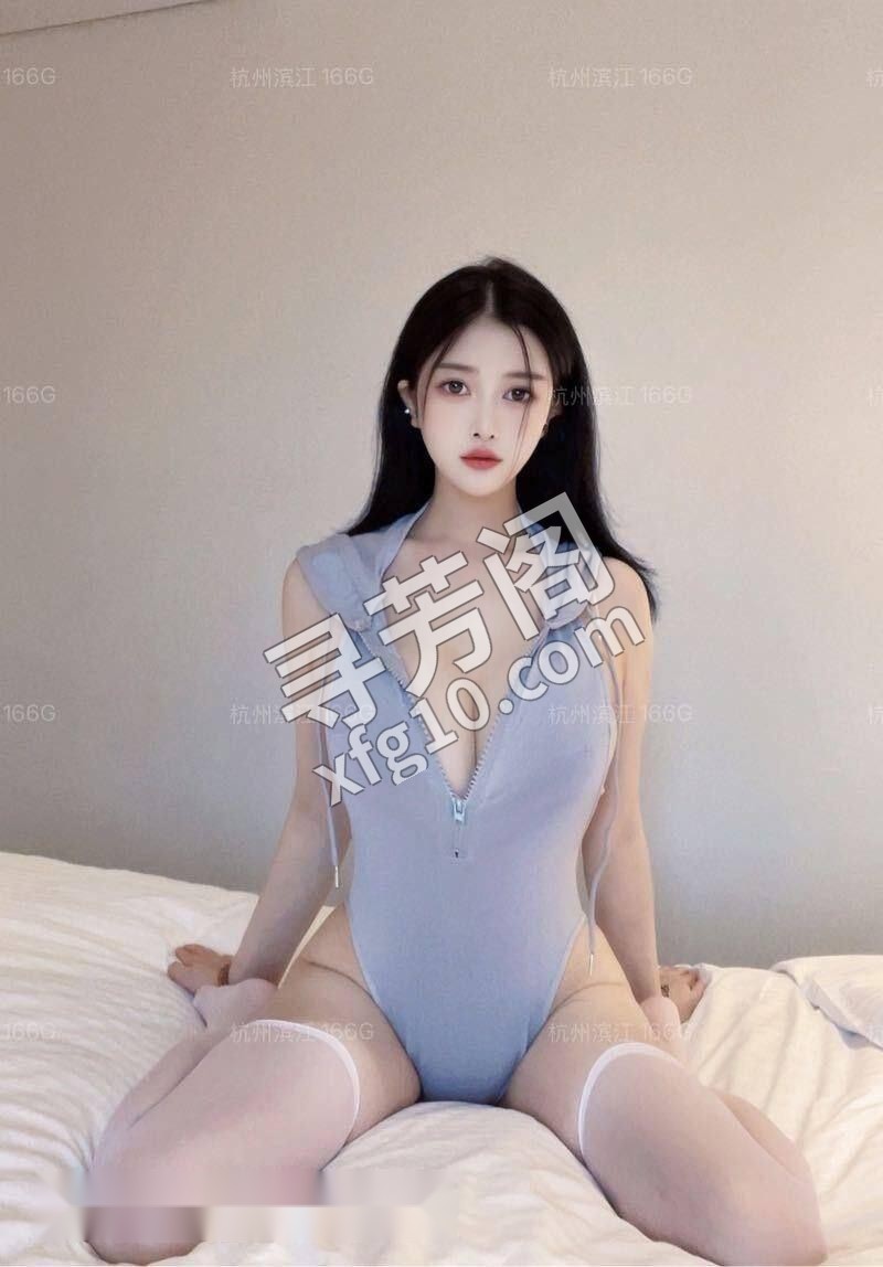 夜幕笼罩下的杭州，一位风骚尤物在床上扭动 4