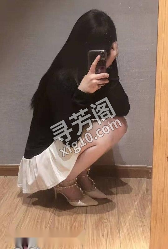 一个刚满18的甜美女孩，身高165体重85斤，肌肤白得像刚剥的嫩蛋，没有任何纹身 2