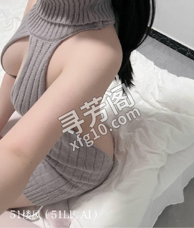 在苏州的暧昧夜色里，她换上薄薄的情趣内衣，扭着腰肢跳起火辣艳舞，制服扣子一颗颗解开，露出雪白肌肤 6