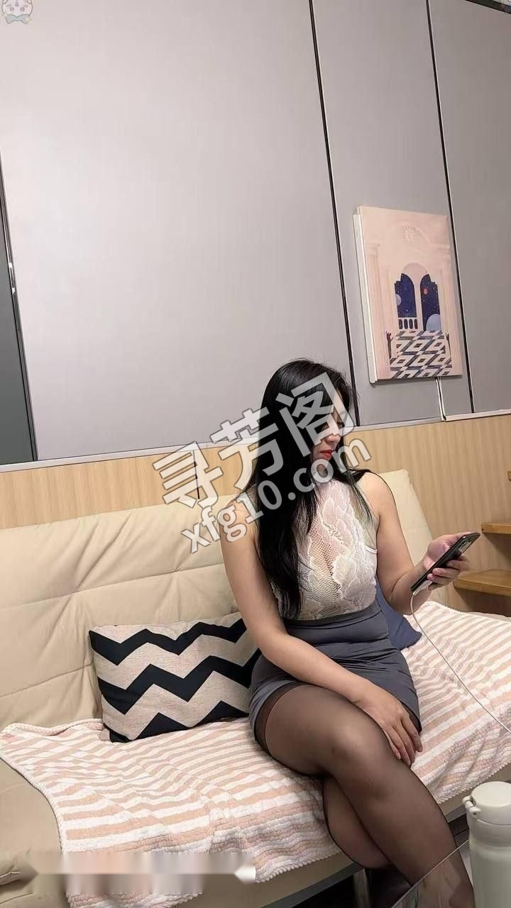 连云港海州藏着个极品骚货，皮肤白嫩，奶子又大又软，骚逼水多得能滴出来 2