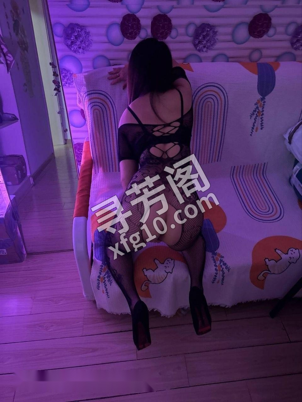 在栖霞丁家庄的地铁站旁，一位东北来的38岁少妇正闲着 3