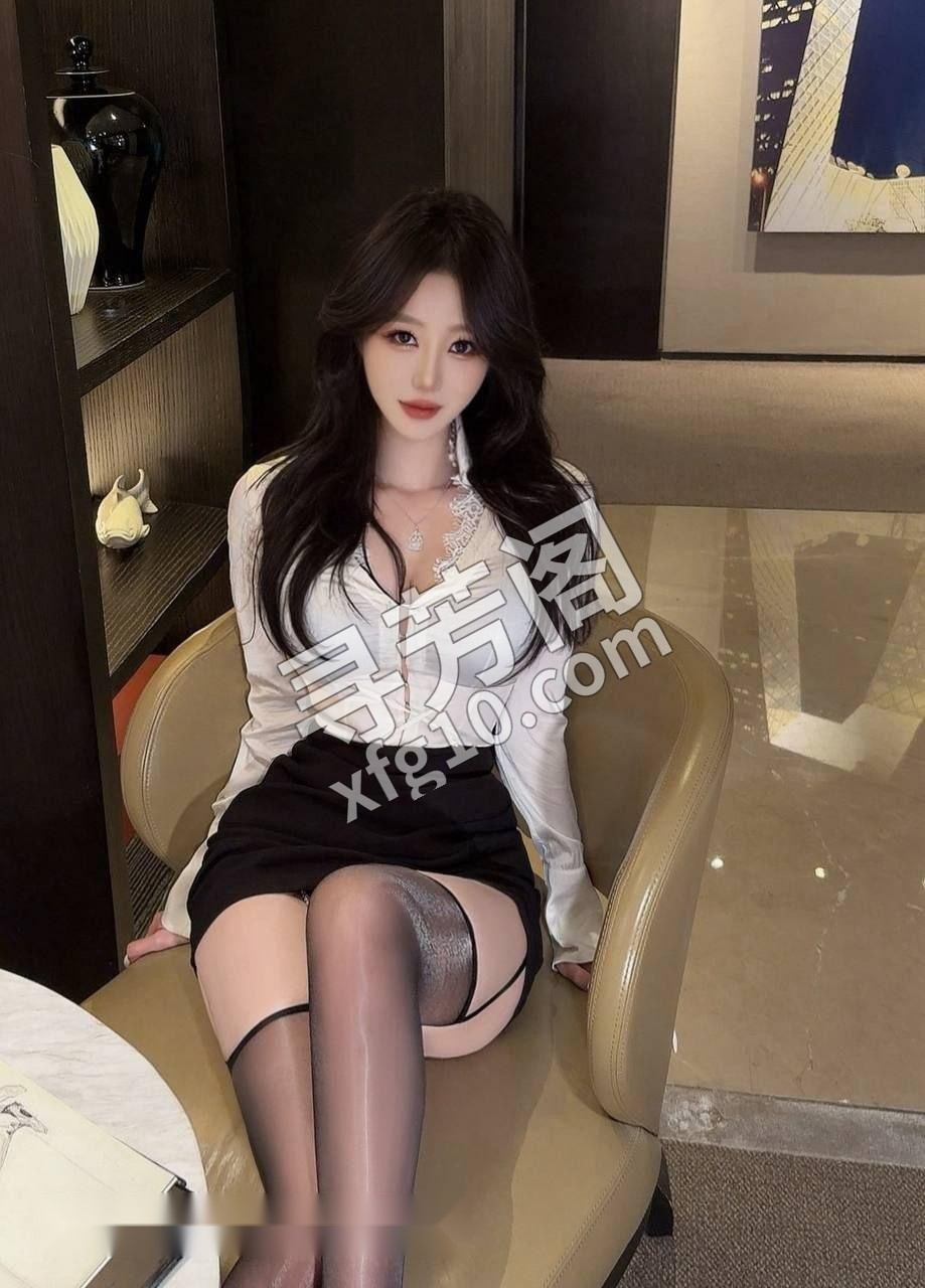 夜色笼罩青岛，她赤裸上身只剩丁字裤和丝袜，主动拉你进房 4