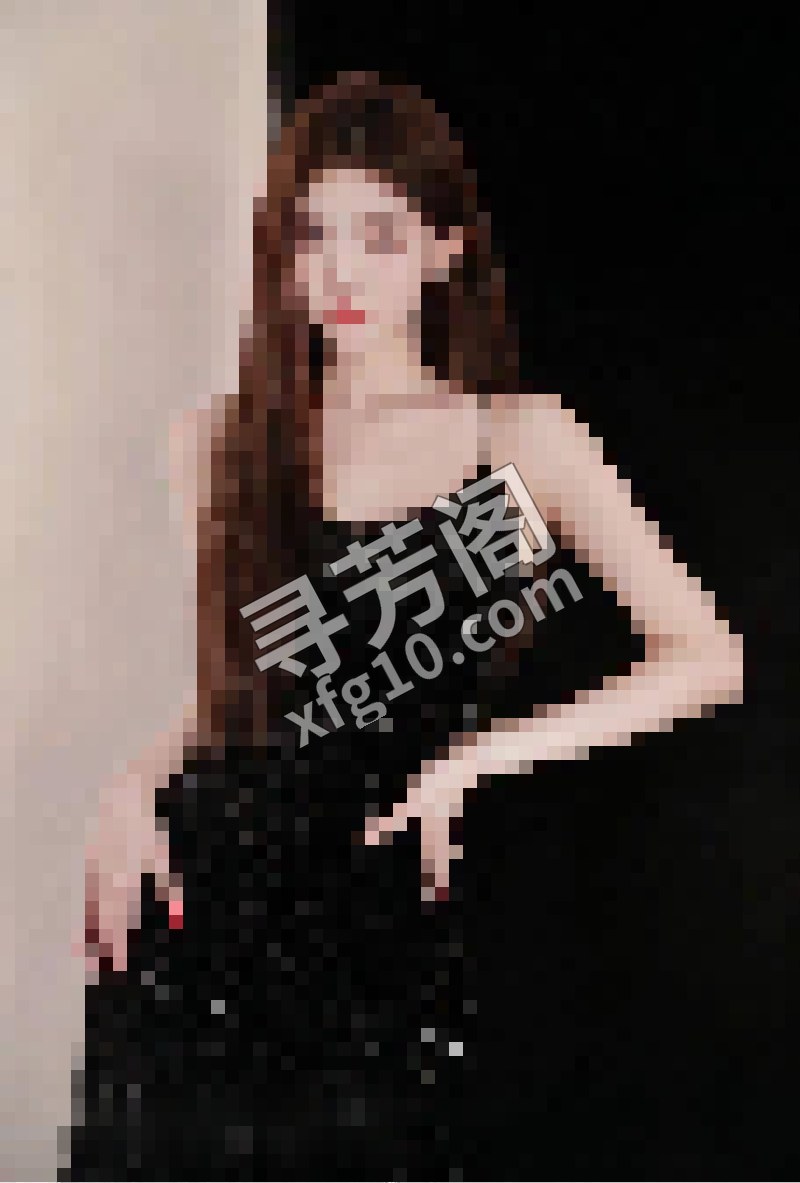 在武汉的寂静夜晚，我换上紧身制服，丝袜包裹着修长双腿，丁字裤边缘若隐若现 4
